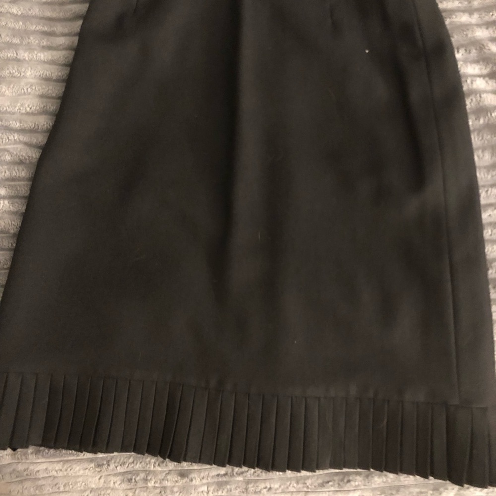 Anne Taylor size 2 petite light wool skirt with zipper in the back